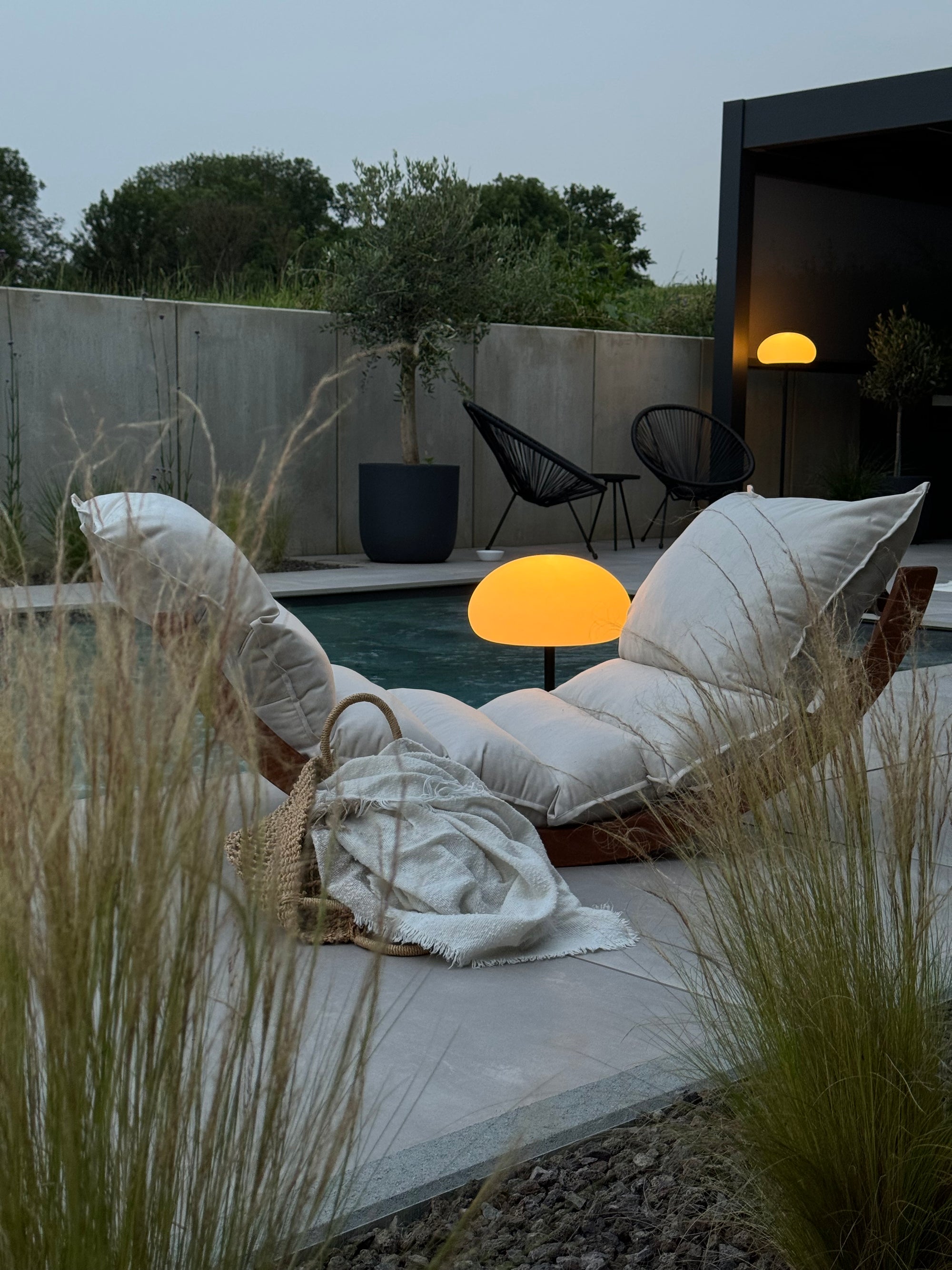 Chaise longue outdoor LAAKSO, coussin outdoor OHRA et cales | ensemble